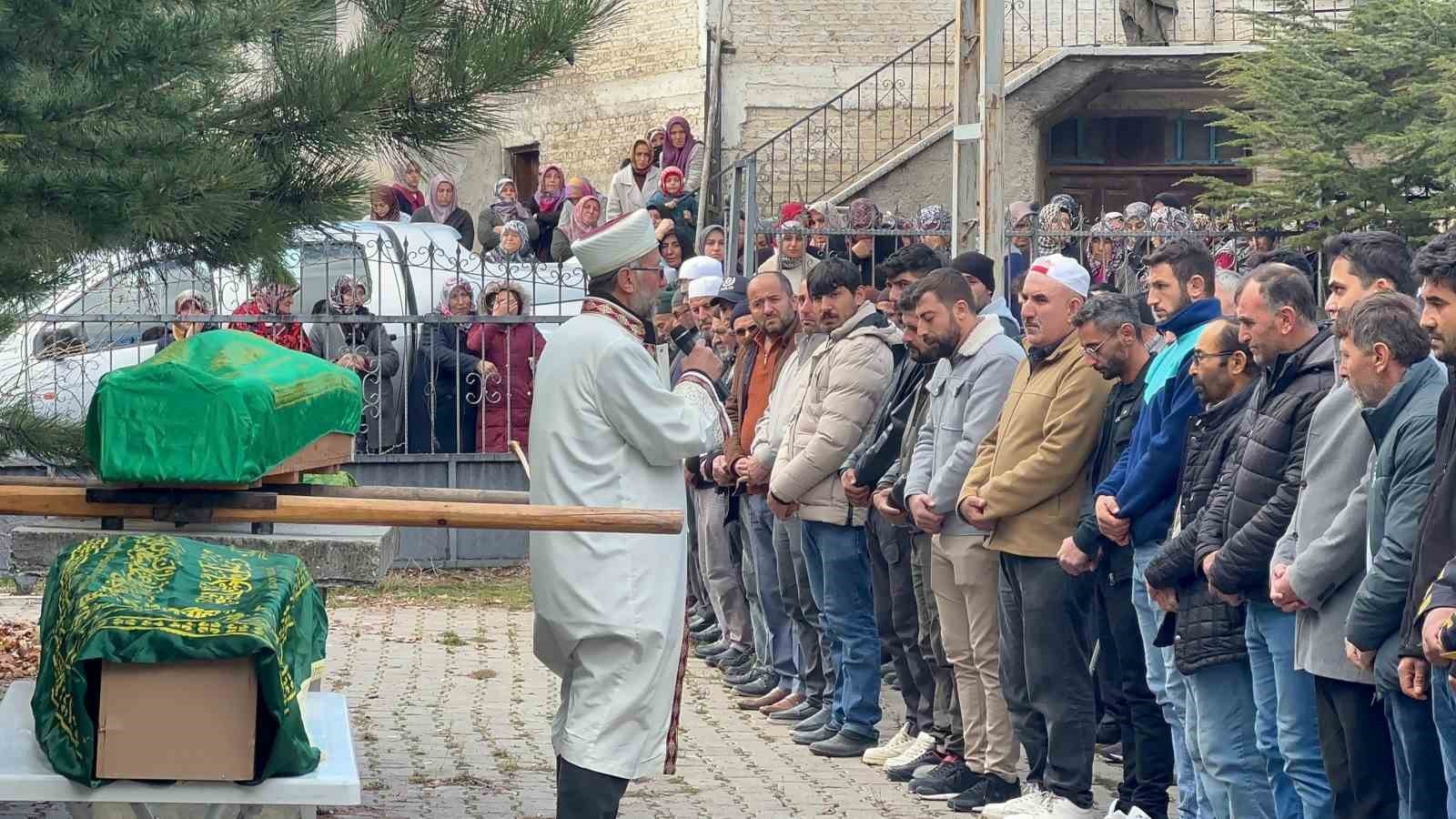 ANTALYA'DA POLİS MEMURUNUN ÖLDÜRDÜĞÜ EŞİ VE İKİ KIZI ÇANKIRI'DA TOPRAĞA VERİLDİ.