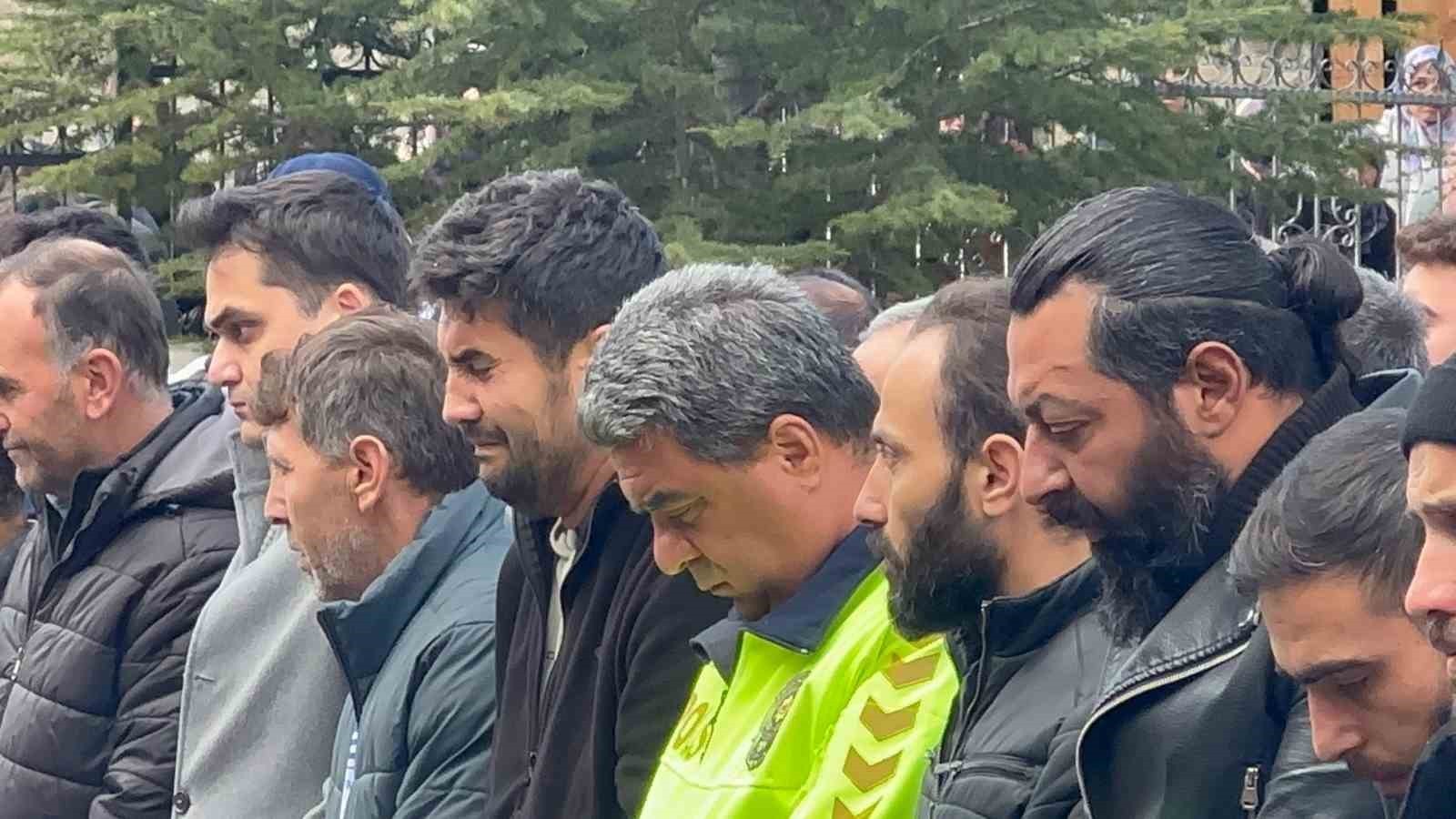 ANTALYA'DA POLİS MEMURUNUN ÖLDÜRDÜĞÜ EŞİ VE İKİ KIZI ÇANKIRI'DA TOPRAĞA VERİLDİ.