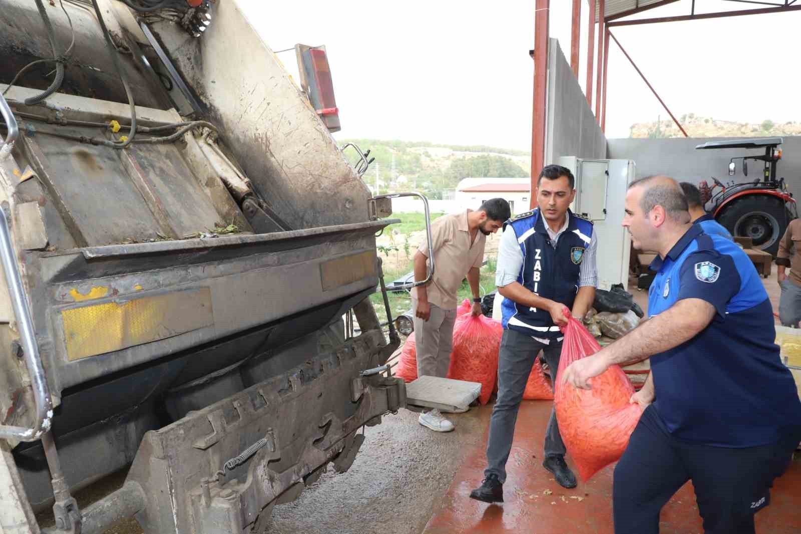 ANTALYA'NIN AKSU İLÇESİNDE BİR İHBAR ÜZERİNE HAREKETE GEÇEN  BELEDİYE ZABITA MÜDÜRLÜĞÜ EKİPLERİ...