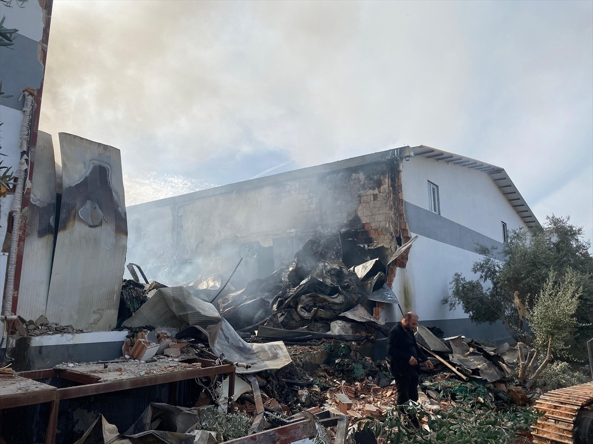 Antalya'nın Aksu ilçesinde, bir meyve sebze paketleme tesisinde çıkan yangında işletme zarar...