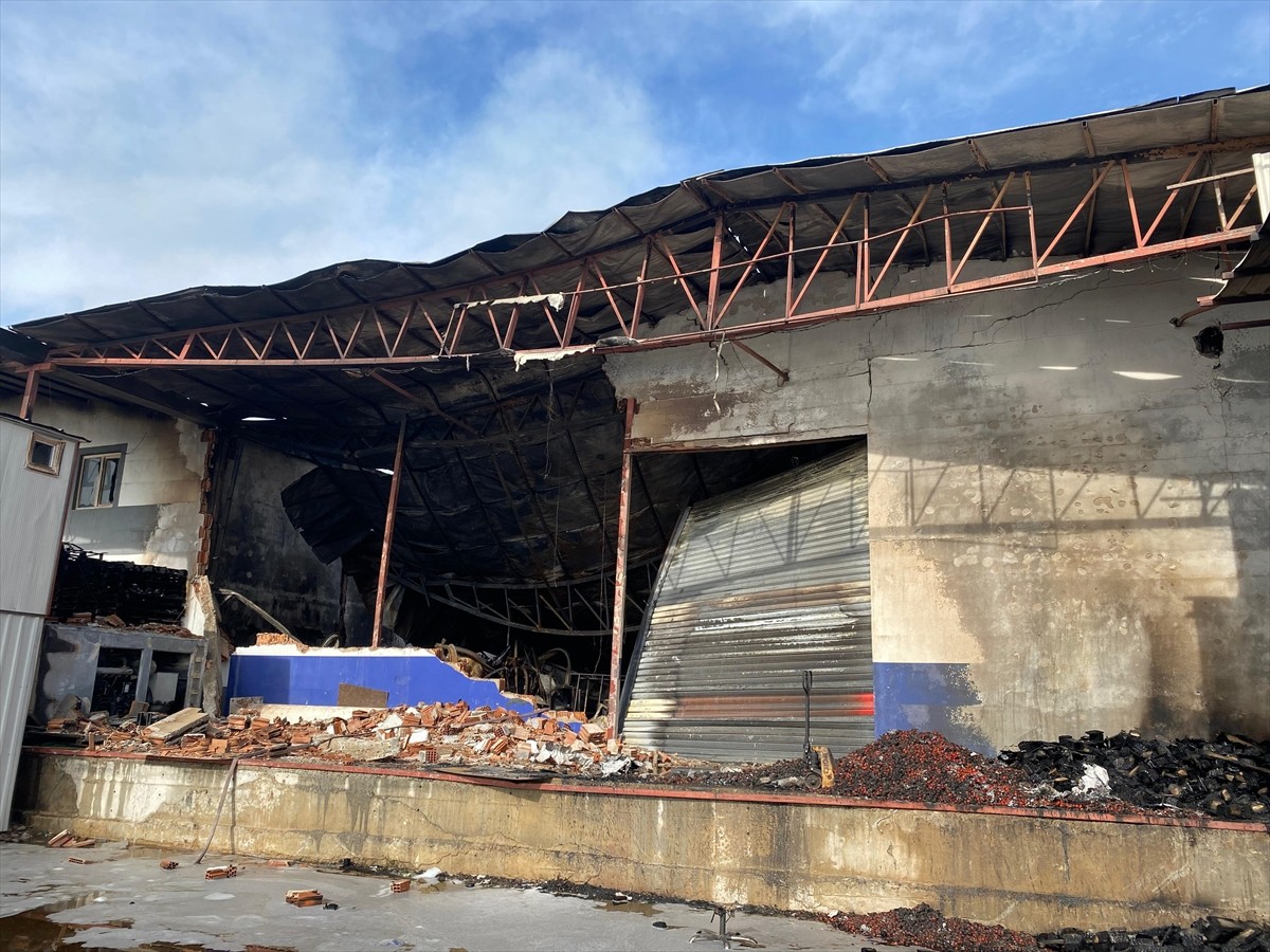 Antalya'nın Aksu ilçesinde, bir meyve sebze paketleme tesisinde çıkan yangında işletme zarar...