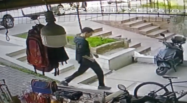 ANTALYA'NIN ALANYA İLÇESİNDE APARTMANA YÜRÜYEREK GİREN HIRSIZLIK ŞÜPHELİSİ, ÇIKIŞTA BİSİKLET VE...