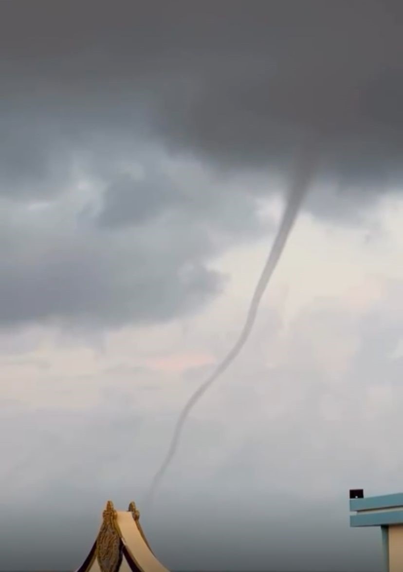 ANTALYA'NIN ALANYA İLÇESİNDE SABAH SAATLERİNDE DENİZDE ÇIKAN HORTUM VATANDAŞIN CEP TELEFONUNA...