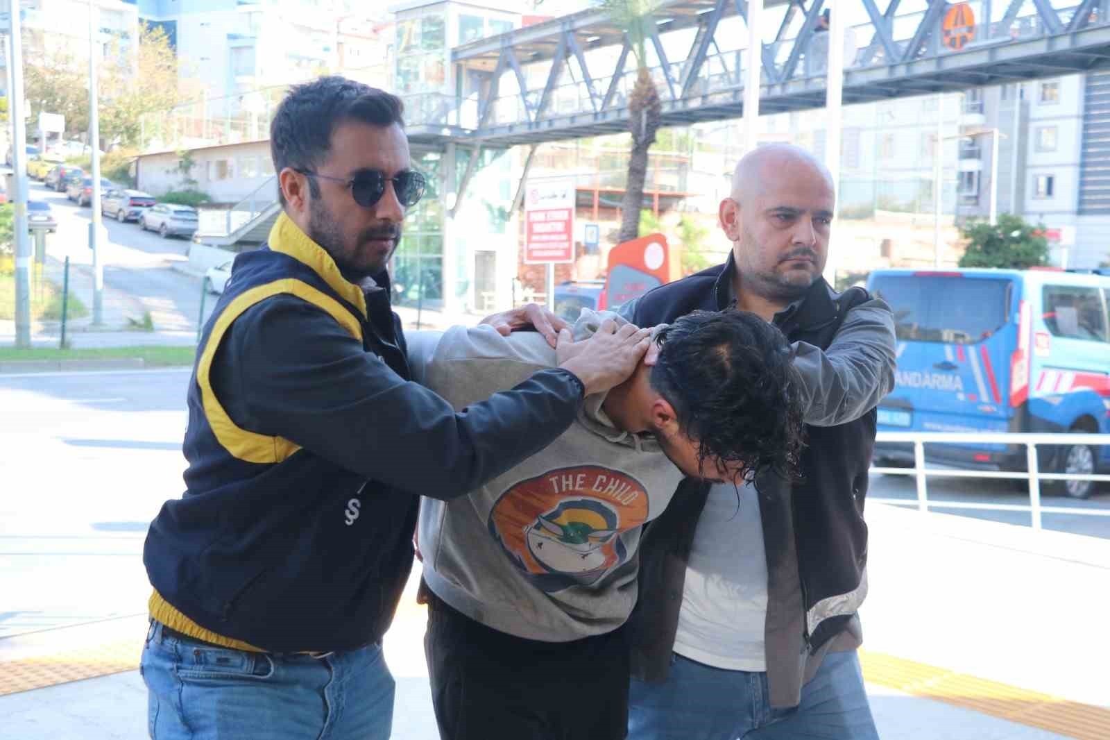 ANTALYA'NIN ALANYA İLÇESİNDE YOLDA YÜRÜYEN BİR KADINI ÖNCE YUMRUKLAYIP ARDINDAN MAKAS İLE YÜZÜNÜ...