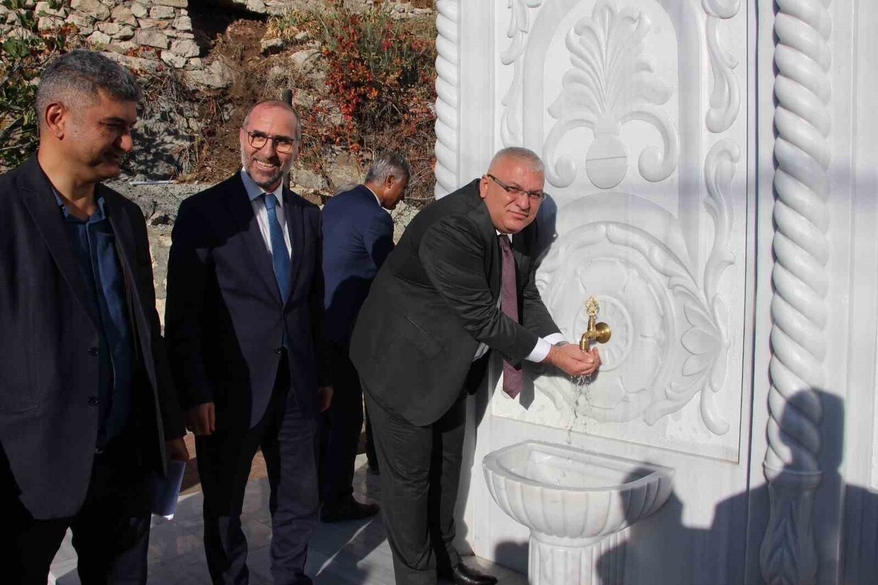 ANTALYA'NIN KUMLUCA İLÇESİNE BAĞLI ALTINYAKA MAHALLESİNDE MERMER KULLANILARAK YAPILAN ÇEŞME...