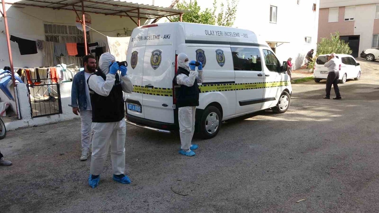 ANTALYA'NIN MANAVGAT İLÇESİNDE 51 YAŞINDAKİ ADAM MAHALLE SAKİNLERİNİN AĞIR KOKU NEDENİYLE 112 ACİL...