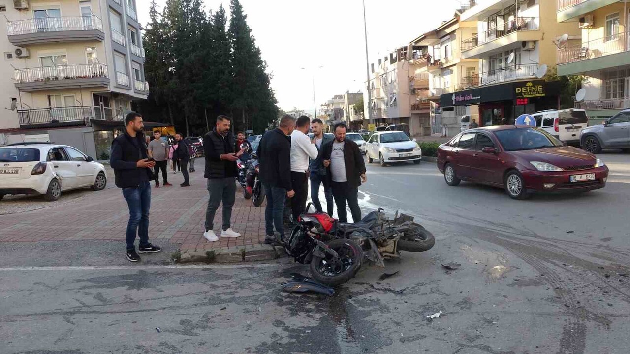 ANTALYA'NIN MANAVGAT İLÇESİNDE MOTOSİKLETİN OTOMOBİLE ÇARPMASI SONUCU MEYDANA GELEN TRAFİK...