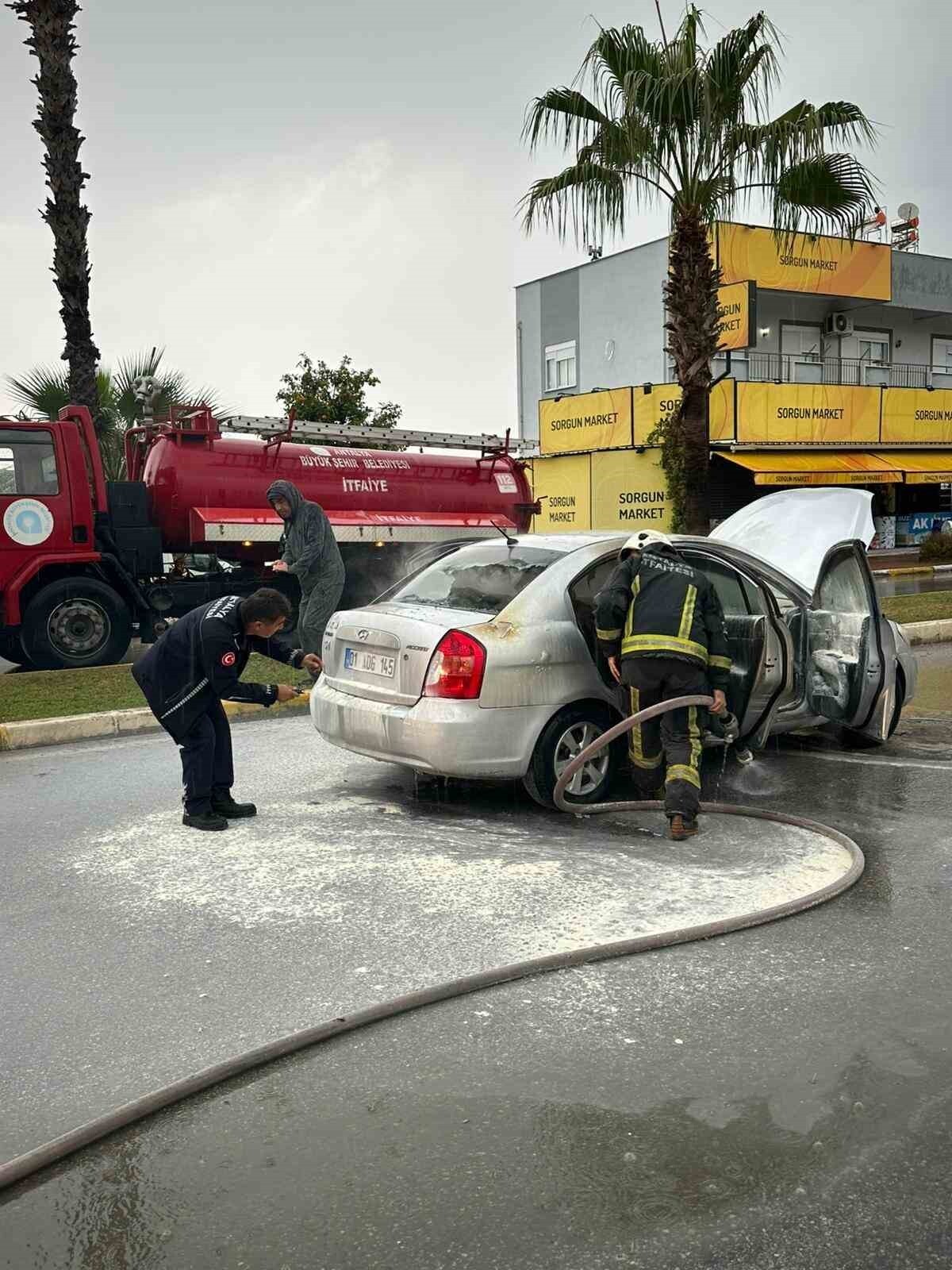 ANTALYA'NIN MANAVGAT İLÇESİNDE SEYİR HALİNDEYKEN YANMAYA BAŞLAYAN OTOMOBİLİN SÜRÜCÜSÜ AĞIR...