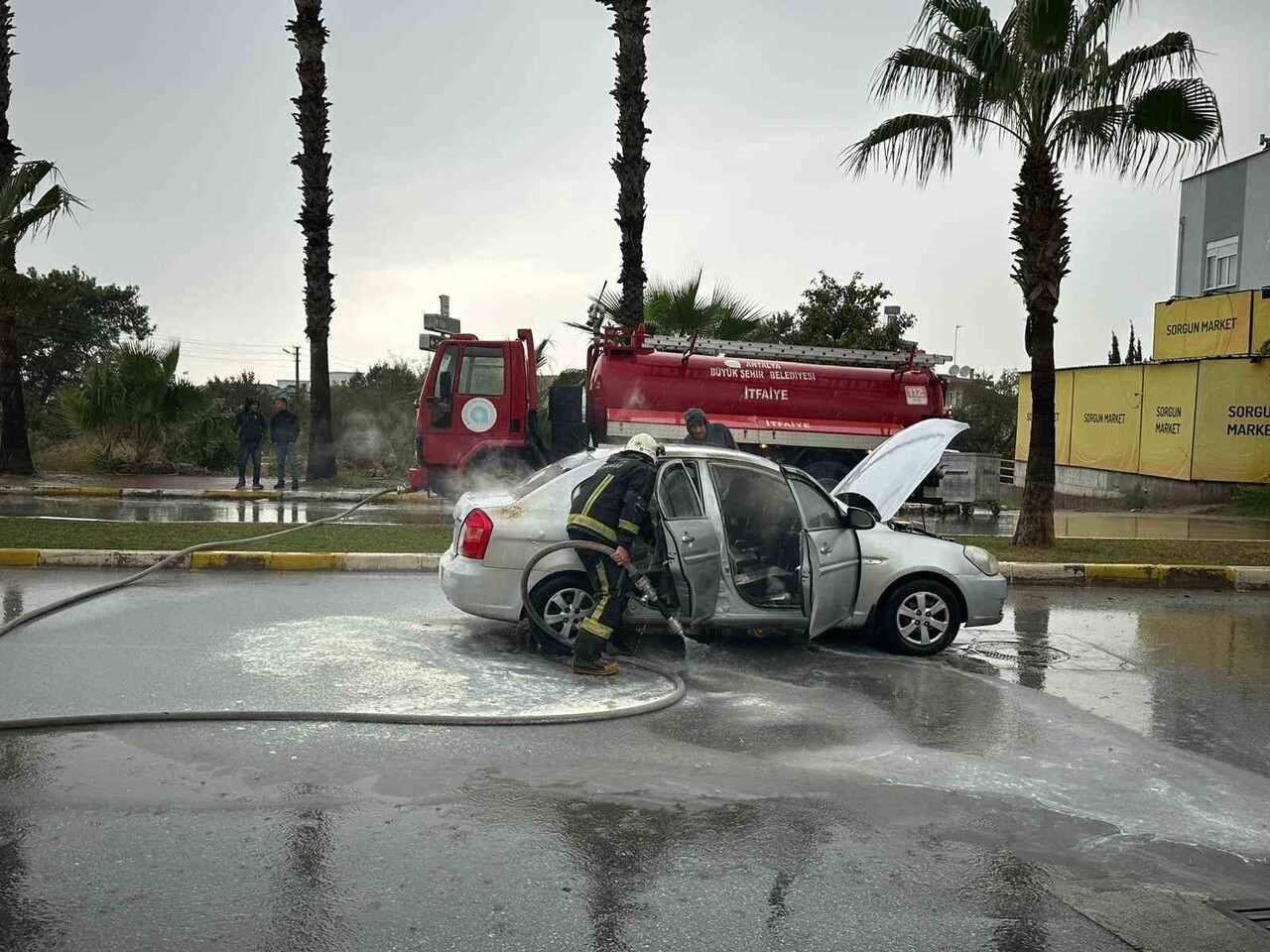 ANTALYA'NIN MANAVGAT İLÇESİNDE SEYİR HALİNDEYKEN YANMAYA BAŞLAYAN OTOMOBİLİN SÜRÜCÜSÜ AĞIR...