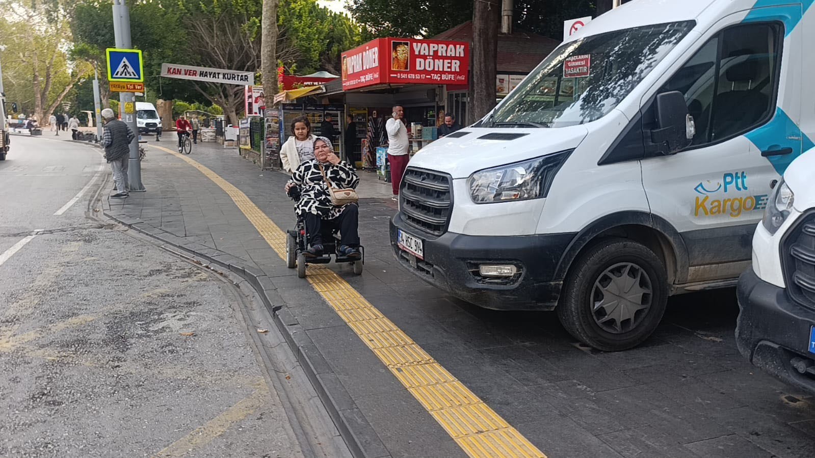 ANTALYA'NIN MANAVGAT İLÇESİNDE ŞUBE ÖNÜNDE PARK EDEN PTT MİNİBÜSLERİ KALDIRIMI VE İŞARETLENİP...