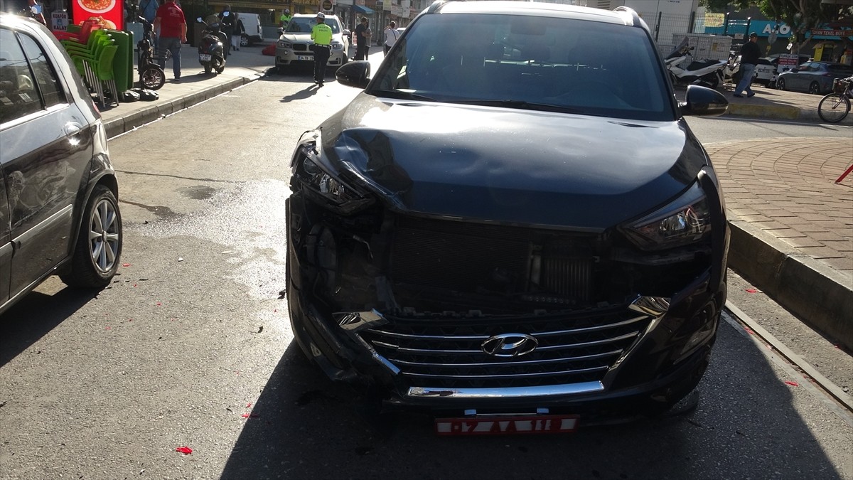 Antalya'nın Muratpaşa ilçesi Kaymakamı İhsan Kara'nın içinde bulunduğu makam aracı trafik kazasına...