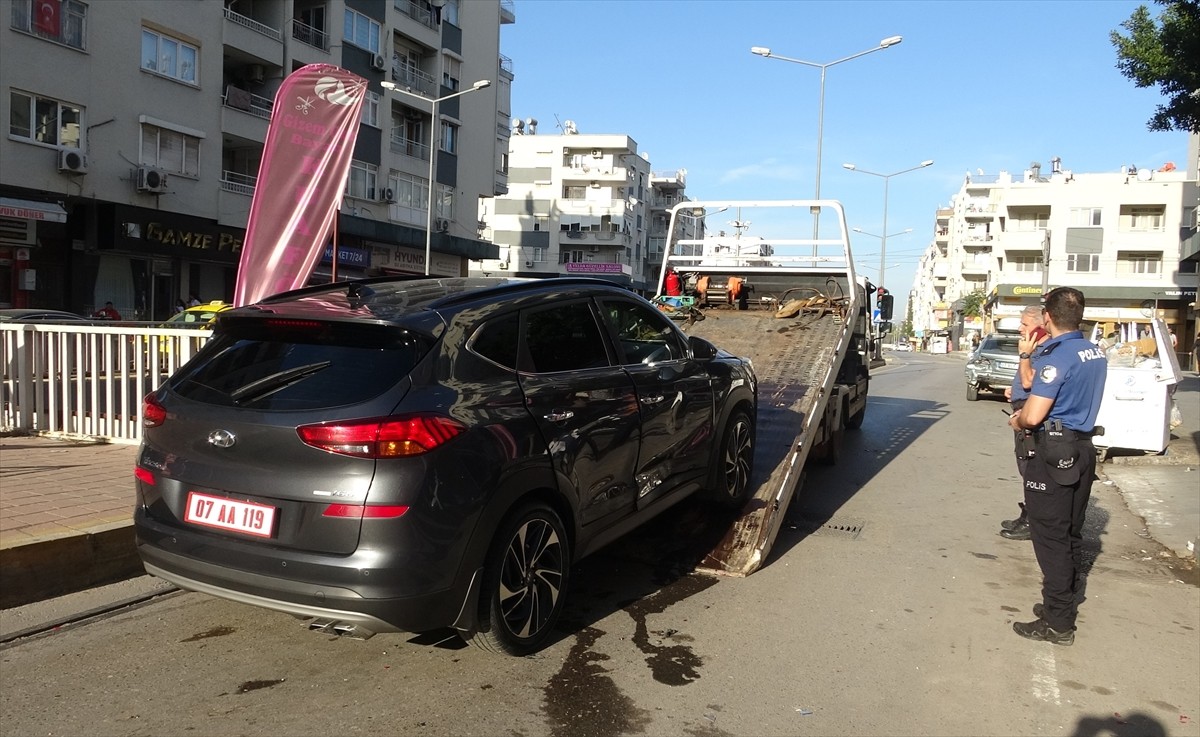 Antalya'nın Muratpaşa ilçesi Kaymakamı İhsan Kara'nın içinde bulunduğu makam aracı trafik kazasına...