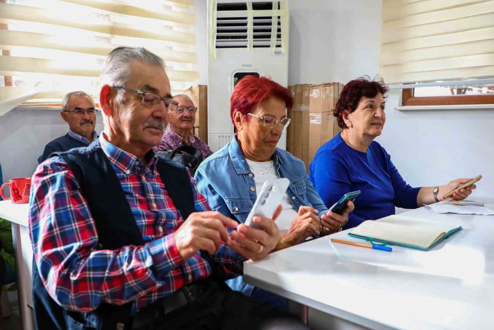 ANTALYA BÜYÜKŞEHİR BELEDİYESİ, AKTİF YAŞLI MERKEZİ'NDE 60 YAŞ ÜSTÜ BİREYLERE "AKILLI TELEFON...