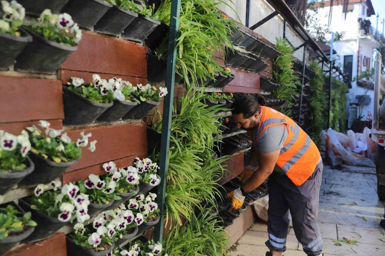 ANTALYA BÜYÜKŞEHİR BELEDİYESİ, KIŞ AYLARINDA DA KENTİN SİLÜETİNİ RENKLENDİRMEK İÇİN MEVSİMLİK...