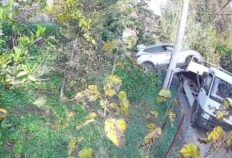 ANTALYA’DA ÇEKİCİYE YÜKLENİRKEN GERİ VİTESTE UNUTULAN ARAÇ KADIN SÜRÜCÜNÜN GAZA BASMASI İLE...