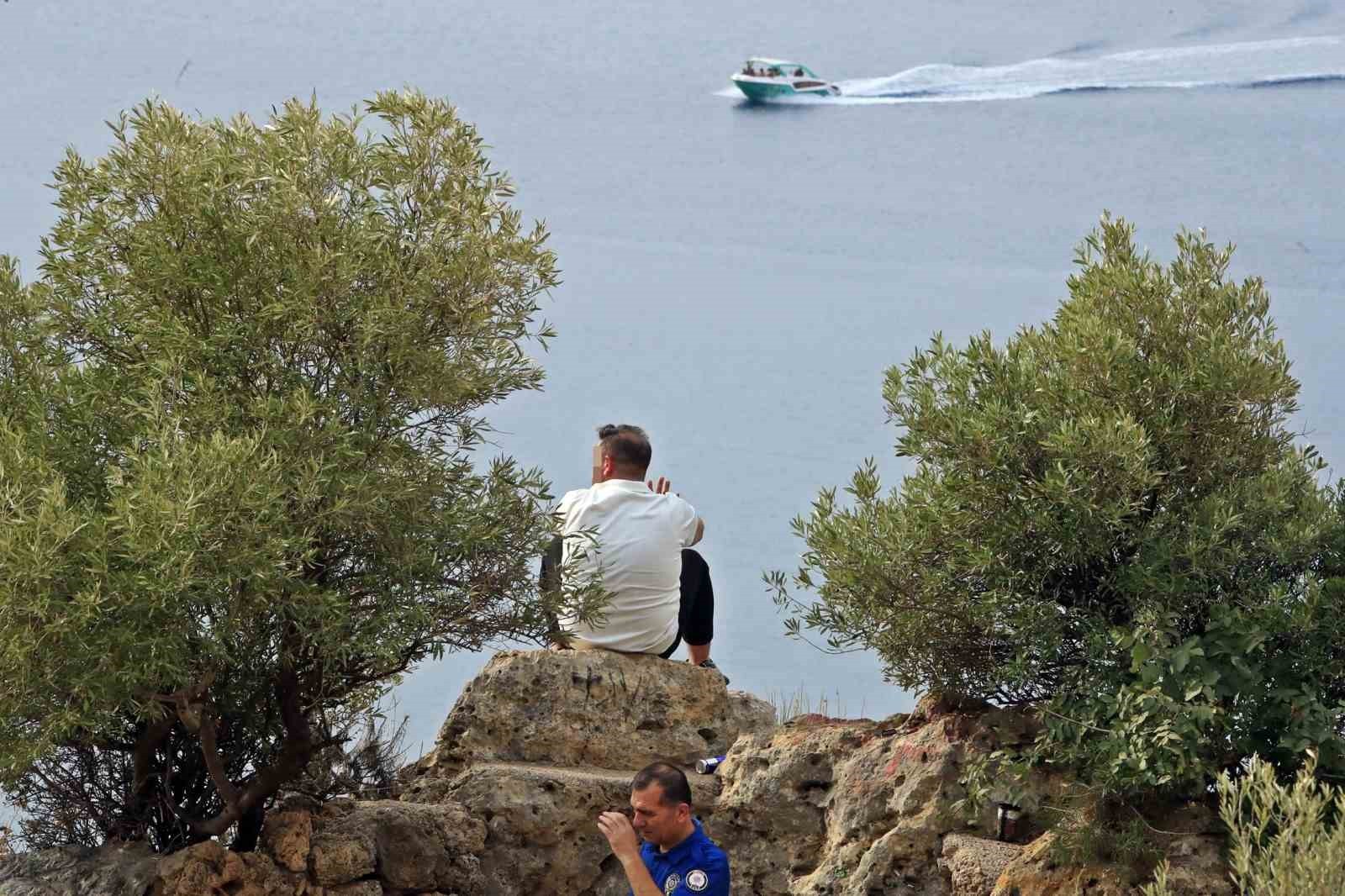 ANTALYA’DA KİŞİSEL SORUNLARI NEDENİYLE BUNALIMA GİRİP YAKLAŞIK 30 METRELİK FALEZLERİN UCUNDA...