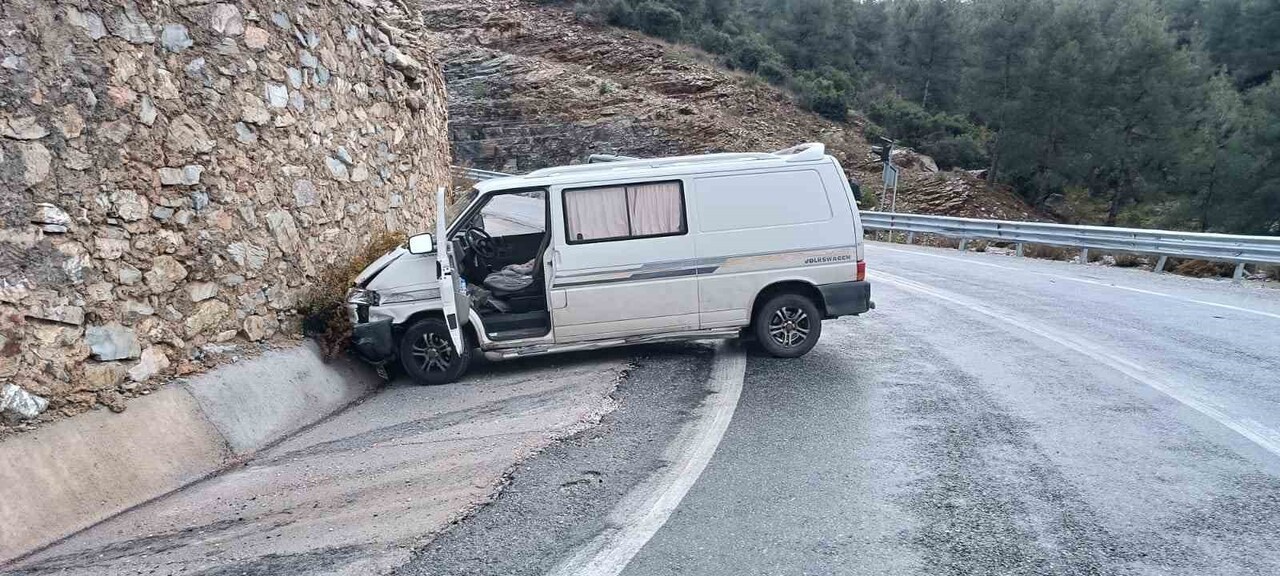 ANTALYA’NIN AKSEKİ İLÇESİNDE MEYDANA GELEN TRAFİK KAZASINDA BİR KİŞİ HAFİF ŞEKİLDE...