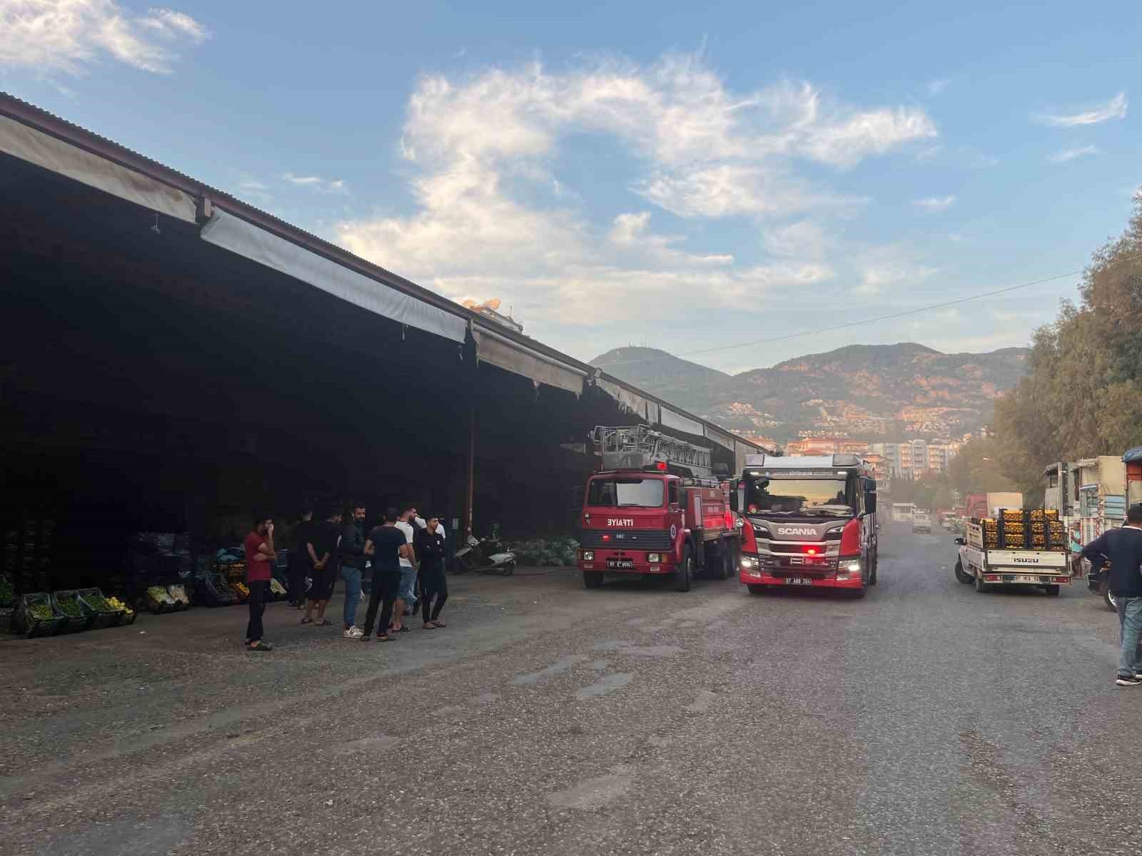 ANTALYA’NIN ALANYA İLÇESİNDE BULUNAN  SEBZE-MEYVE DEPOSUNDA ÇIKAN YANGIN PANİĞE NEDEN OLDU.
