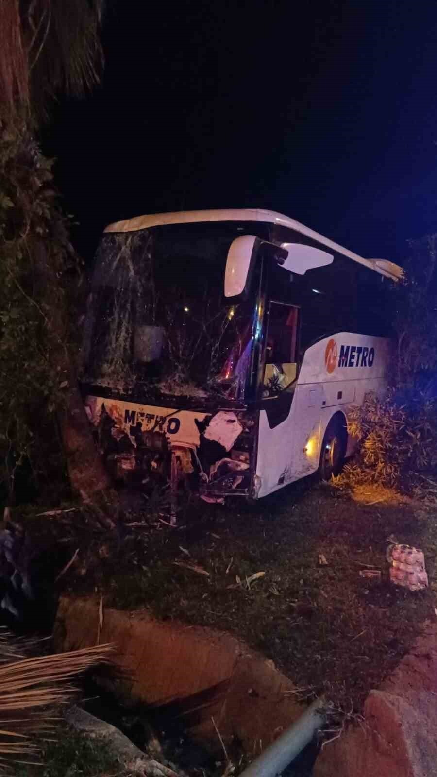 ANTALYA’NIN ALANYA İLÇESİNDE ŞEHİRLERARASI OTOBÜS, DİREKSİYON HAKİMİYETİNİ KAYBETTİKTEN SONRA...