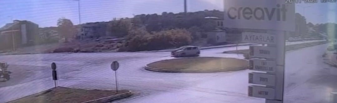 ANTALYA’NIN MAANVGAT İLÇESİ HÜSEYİN AVNİ AKIN CADDESİ’NDE İKİ OTOMOBİLİN ÇARPIŞTIĞI VE ARAÇLARIN...