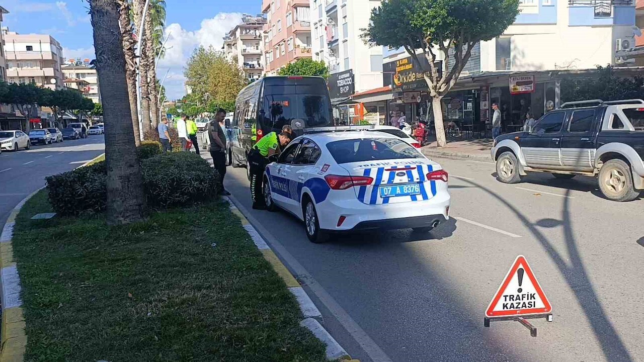 ANTALYA’NIN MANAVGAT İLÇESİNDE 3 ARACIN KARIŞTIĞI ZİNCİRLEME TRAFİK KAZASIDA 1 KİŞİ...