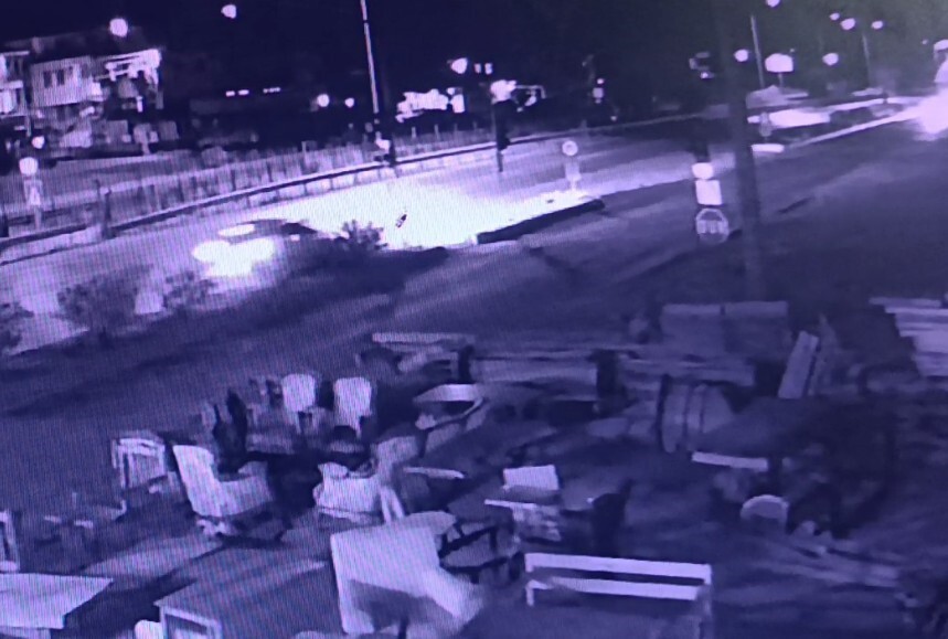 ANTALYA’NIN MANAVGAT İLÇESİNDE D-400 KARAYOLUNDA SEYİR HALİNDEYKEN REFÜJ VE TRAFİK TABELASINA...