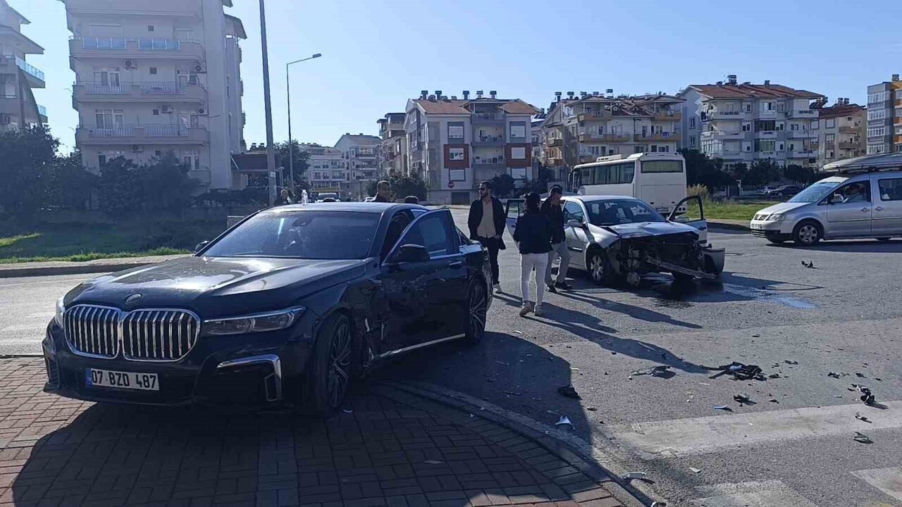 ANTALYA’NIN MANAVGAT İLÇESİNDE İL SAĞLIK MÜDÜRLÜĞÜ’NE AİT RESMİ ARAÇ İLE BİR OTOMOBİLİN ÇARPIŞMASI...