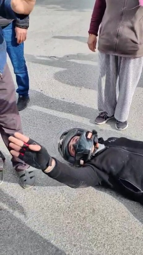 ANTALYA’NIN MANAVGAT İLÇESİNDE MEYDANA GELEN KAZADA YARALANAN MOTOSİKLET SÜRÜCÜSÜ KENDİ ACISINI...