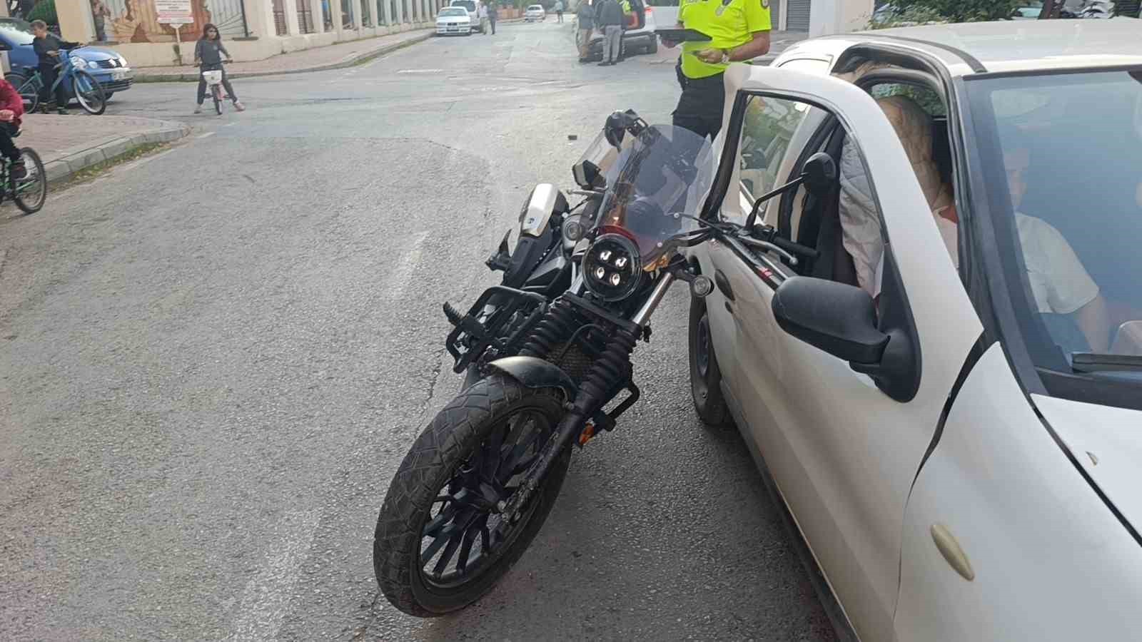 ANTALYA’NIN MANAVGAT İLÇESİNDE MOTOSİKLET İLE OTOMOBİLİN ÇARPIŞMASI SONUCU MEYDANA GELEN KAZADA...