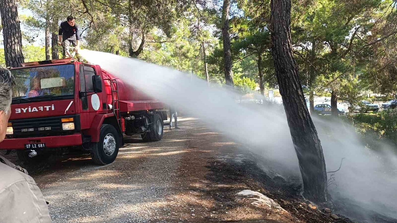 ANTALYA’NIN MANAVGAT İLÇESİNDE ORMANLIK ALANDA ÇIKAN YANGIN VATANDAŞLARIN MÜDAHALESİ İLE BÜYÜMEDEN...