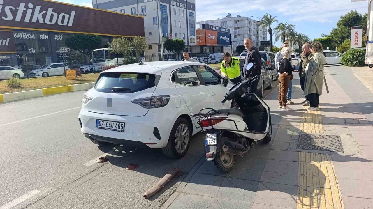 ANTALYA’NIN MANAVGAT İLÇESİNDE OTOMOBİL İLE MOTOSİKLETLE ÇARPIŞMASI SONUCU MEYDANA GELEN KAZADA...