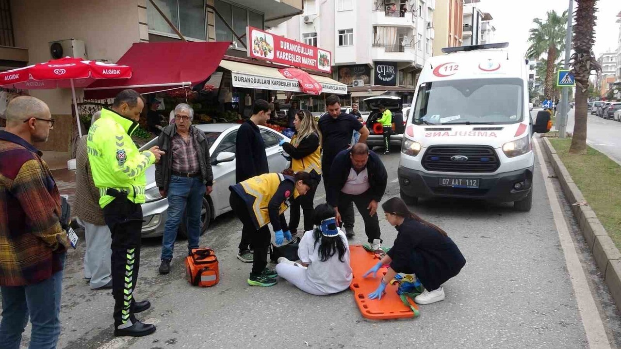 ANTALYA’NIN MANAVGAT İLÇESİNDE PARK HALİNDEKİ OTOMOBİL SÜRÜCÜSÜNÜN YOLU KONTROL ETMEDEN AÇILAN...