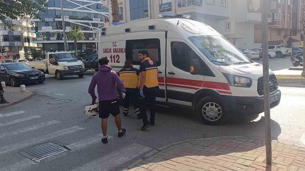 ANTALYA’NIN MANAVGAT İLÇESİNDE SEYİR HALİNDEKİ OTOMOBİLİ SAĞINDAN GEÇMEK İSTEYEN MOTOSİKLET...