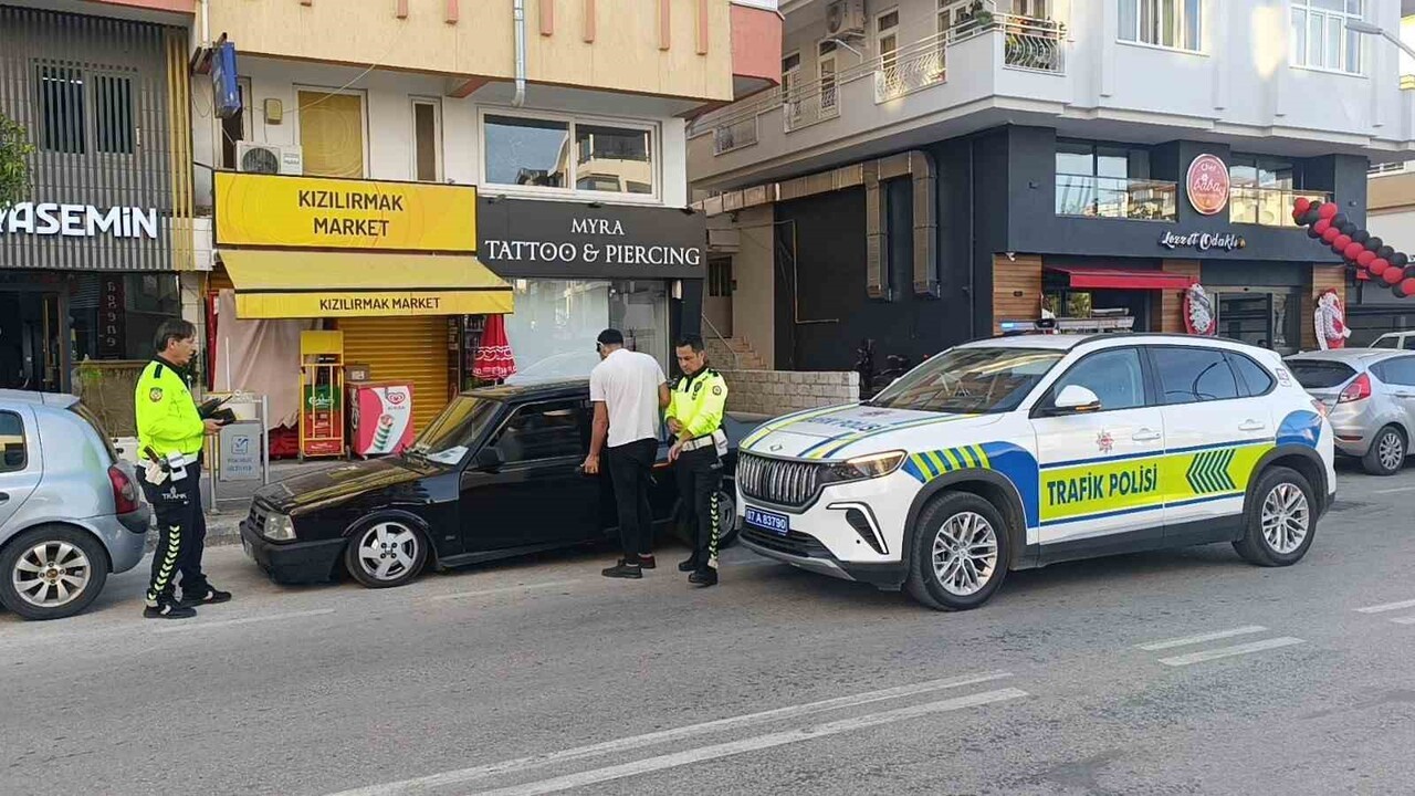 ANTALYA’NIN MANAVGAT İLÇESİNDE SEYİR HALİNDEKİ TOFAŞ ARACIN YÜKSEK SESLİ MÜZİK YAYINI YAPARAK...