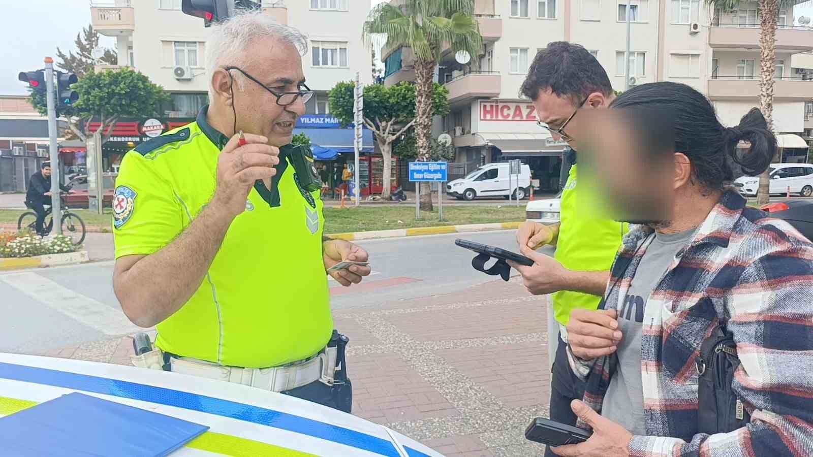 ANTALYA’NIN MANAVGAT İLÇESİNDE YAŞANAN KAZADA SÜRÜCÜLERDEN BİRİSİ 1.61 PROMİL ALKOLLÜ ÇIKARKEN...