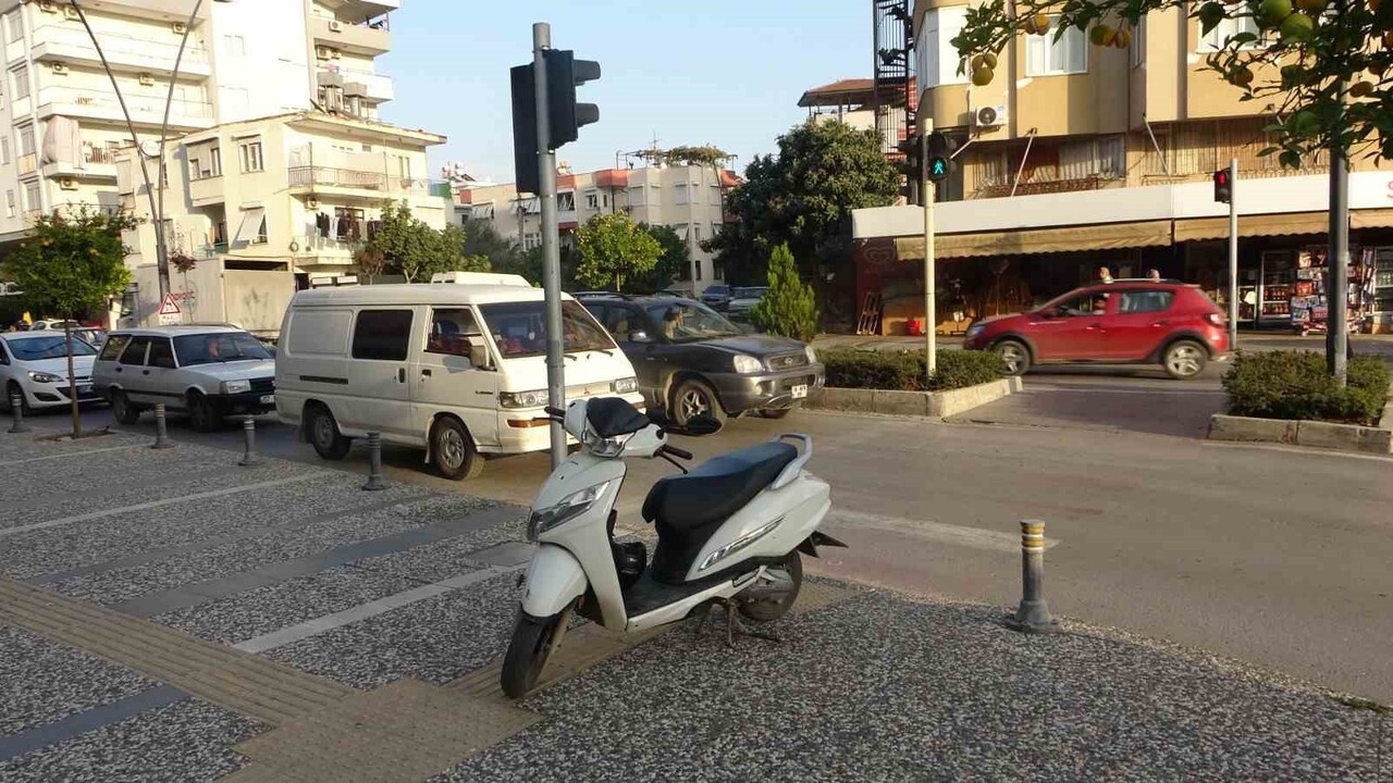 ANTALYA’NIN MANAVGAT İLÇESİNDE YAYA GEÇİDİNDEN GEÇMEKTE OLAN YAYAYA ÇARPMAMAK İÇİN FREN YAPAN VE...