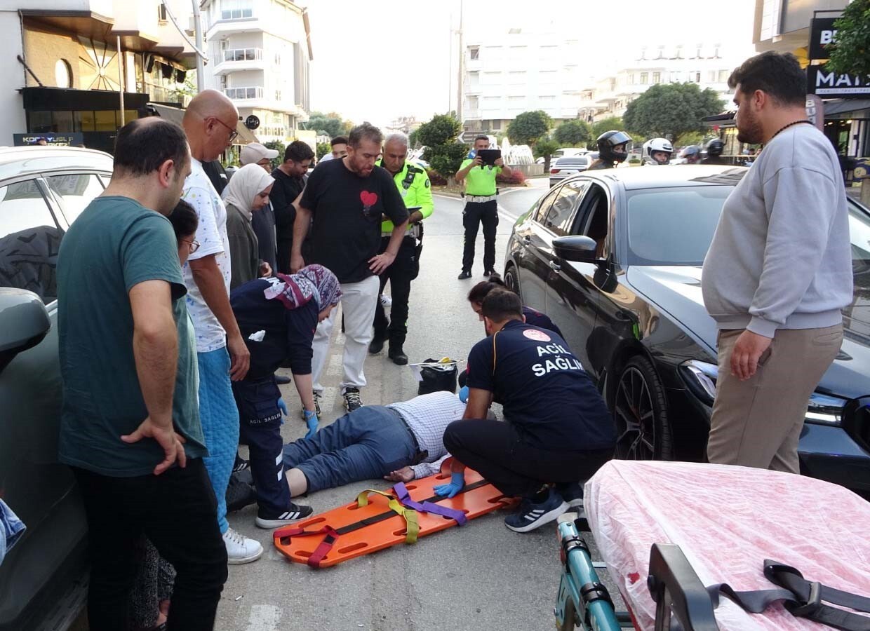 ANTALYA’NIN MANAVGAT İLÇESİNDE YOLUN KARŞISIN GEÇMEK İSTEYEN YAYAYA OTOMOBİL ÇARPTI. BAŞINI...