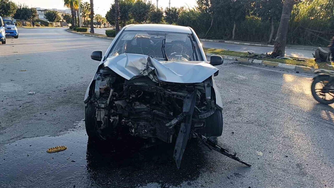 ANTALYA’NIN MANAVGAT VİRAJI ALAMAYAN OTOMOBİL REFÜJDEKİ PALMİYEYE ÇARPTI. ORTALIĞIN SAVAŞ ALANINA...