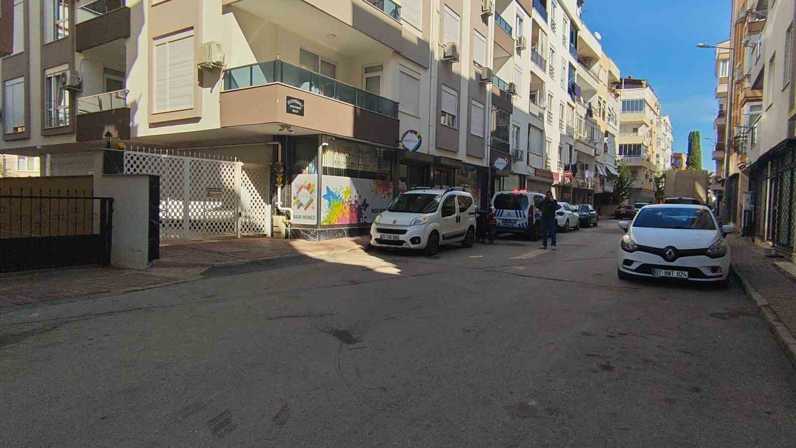 ANTALYA’NIN MURATPAŞA İLÇESİNDE YALNIZ YAŞAYAN 78 YAŞINDAKİ AHMET GÖK, EVİNDE ÖLÜ...