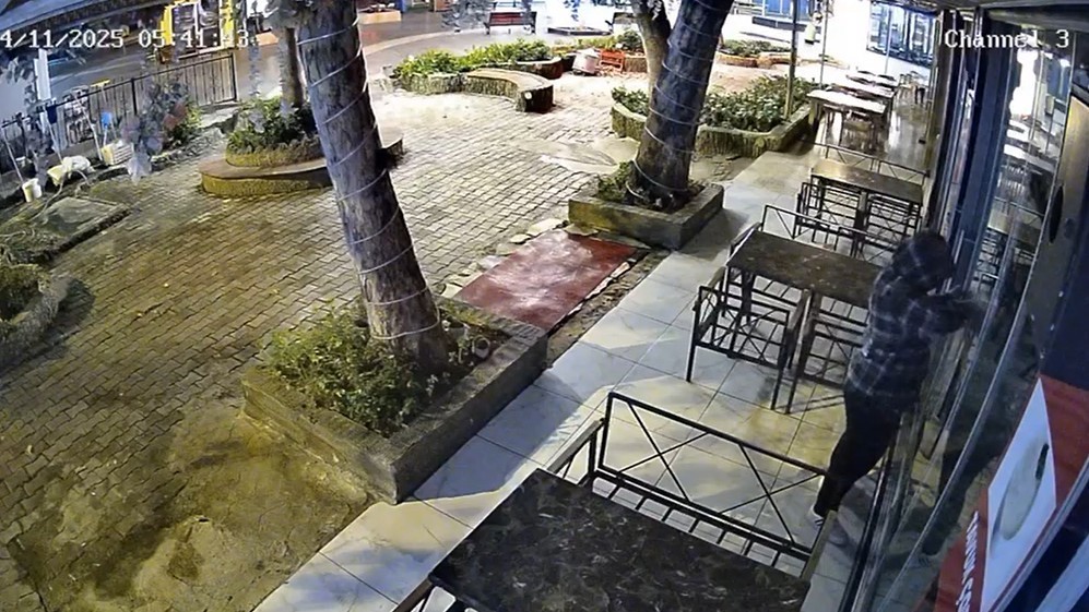 ANTALYA’NIN SERİK İLÇESİNDE BİR RESTORANA GİREN HIRSIZ, GÜVENLİK KAMERALARININ ELEKTRİĞİNİ...
