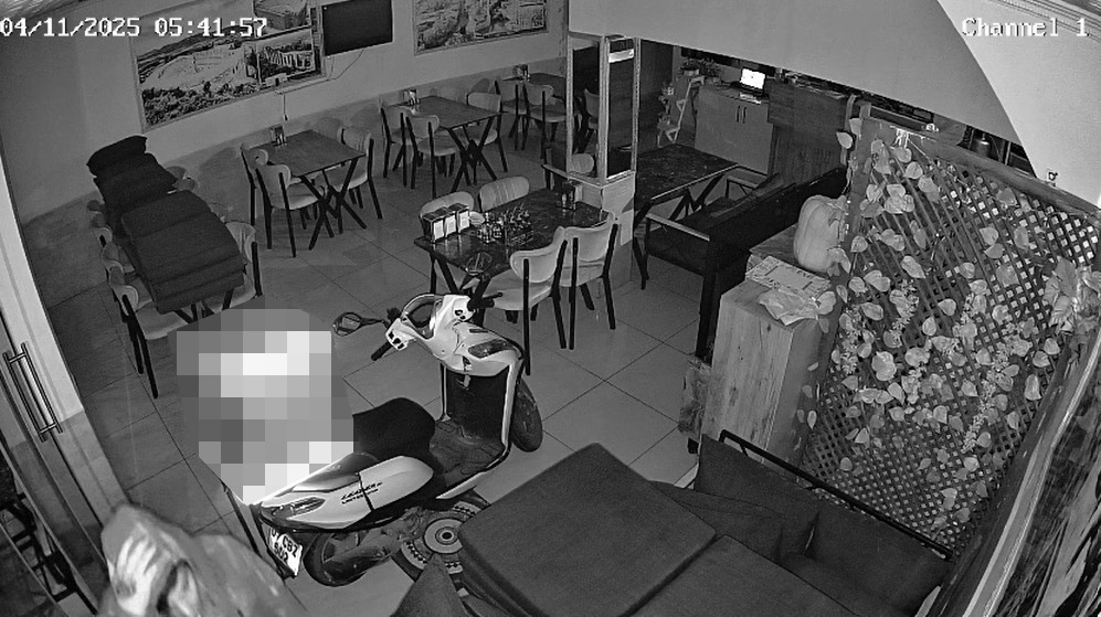 ANTALYA’NIN SERİK İLÇESİNDE BİR RESTORANA GİREN HIRSIZ, GÜVENLİK KAMERALARININ ELEKTRİĞİNİ...