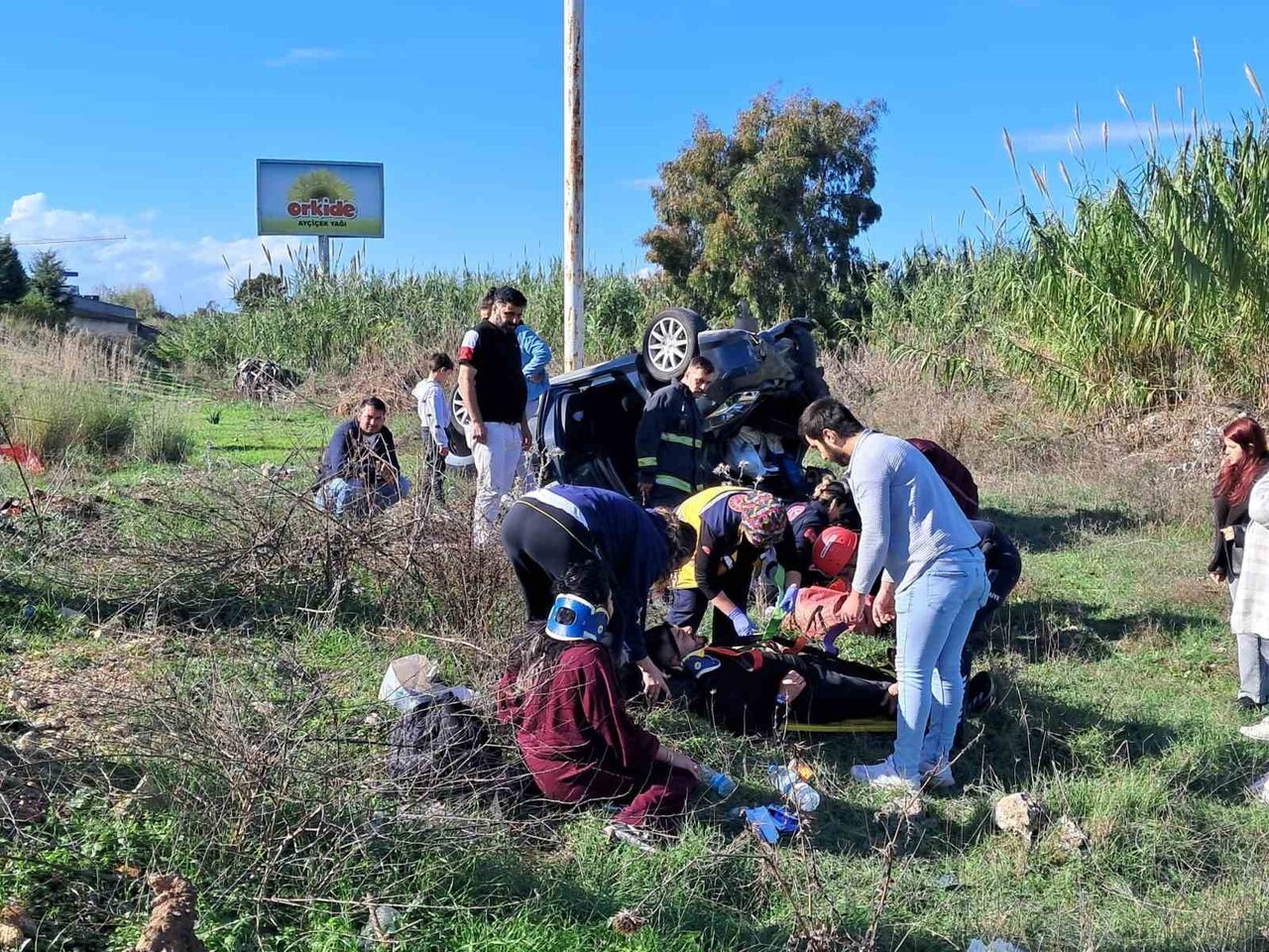 ANTALYA’NIN SERİK İLÇESİNDE OTOMOBİLİN TAKLA ATARAK ŞARAMPOLE YUVARLANDIĞI KAZADA AYNI AİLEDEN 3...