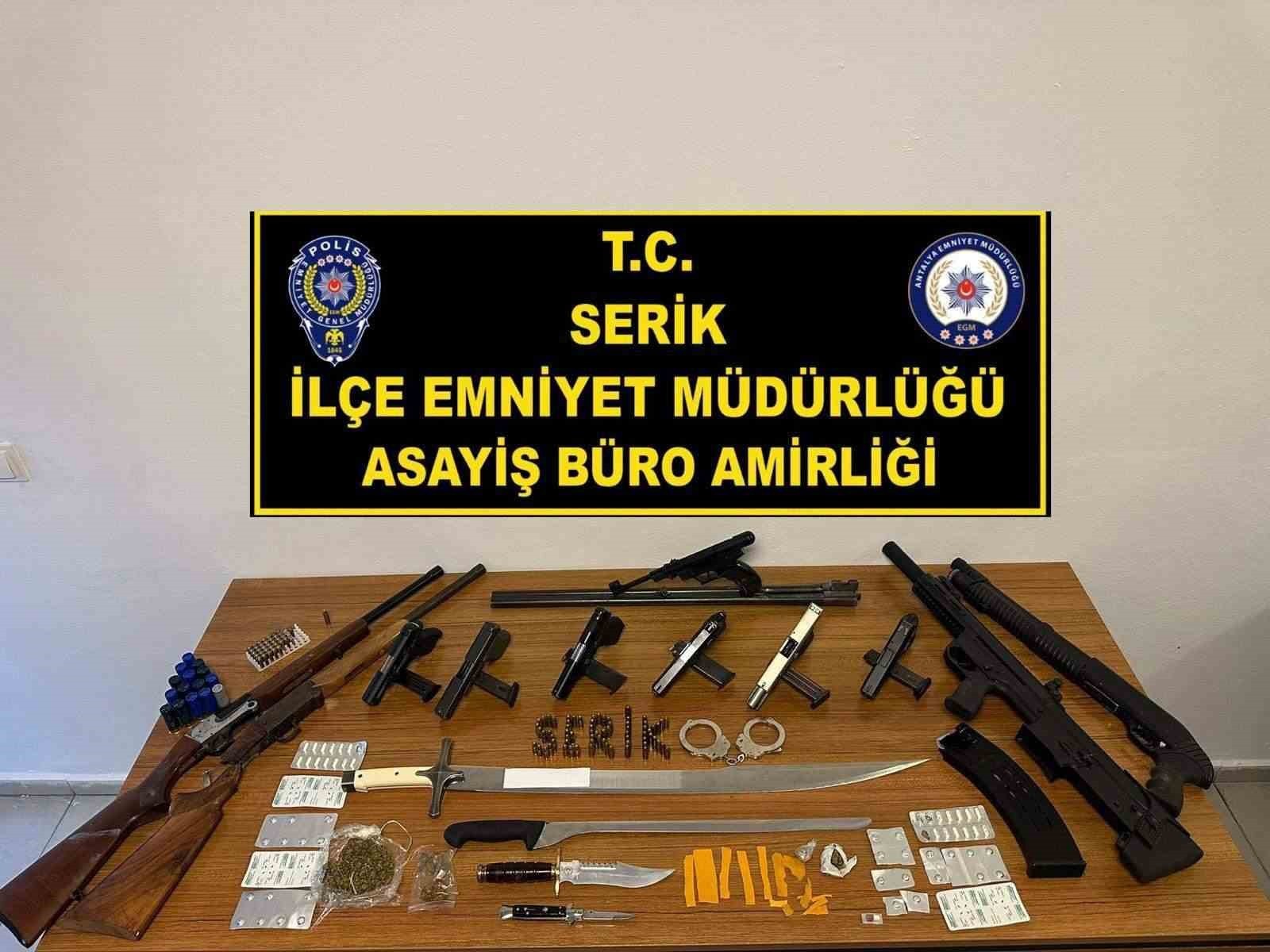 ANTALYA’NIN SERİK İLÇESİNDE POLİS EKİPLERİNCE GERÇEKLEŞTİRİLEN EŞ ZAMANLI OPERASYONDA, ÇOK SAYIDA...