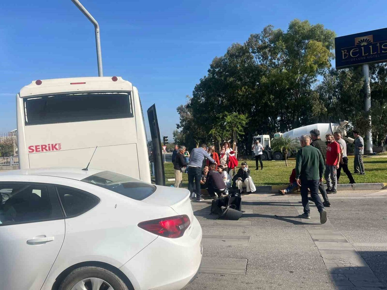 ANTALYA’NIN SERİK İLÇESİNDE ŞEHİR İÇİ YOLCU MİDİBÜSÜ İLE OTOMOBİLİN ÇARPIŞTIĞI TRAFİK KAZASINDA 4...