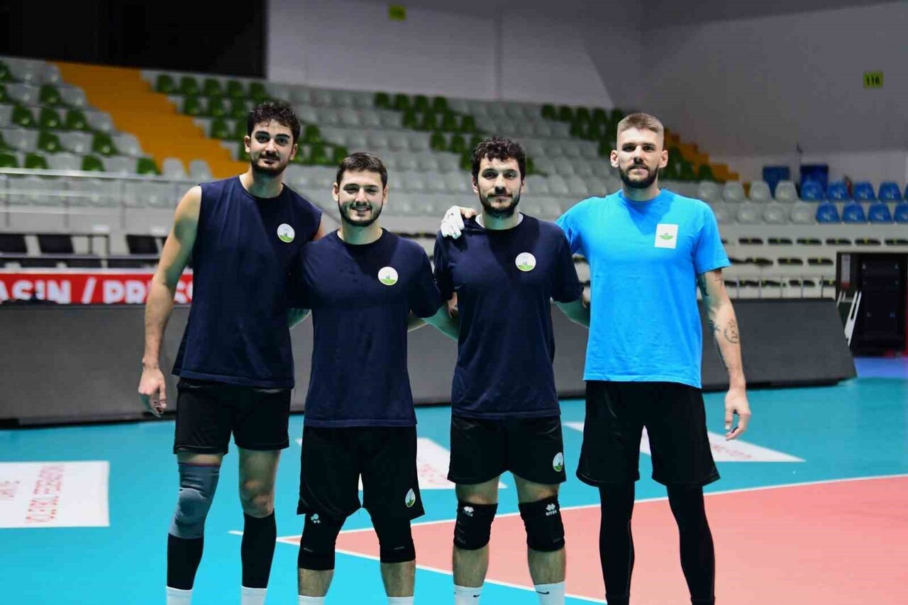 ARABİCA COFFEE HOUSE ERKEKLER 1. LİGİ’NDE PLAY-OFF HEDEFİ DOĞRULTUSUNDA HAZIRLIKLARINA DEVAM EDEN...