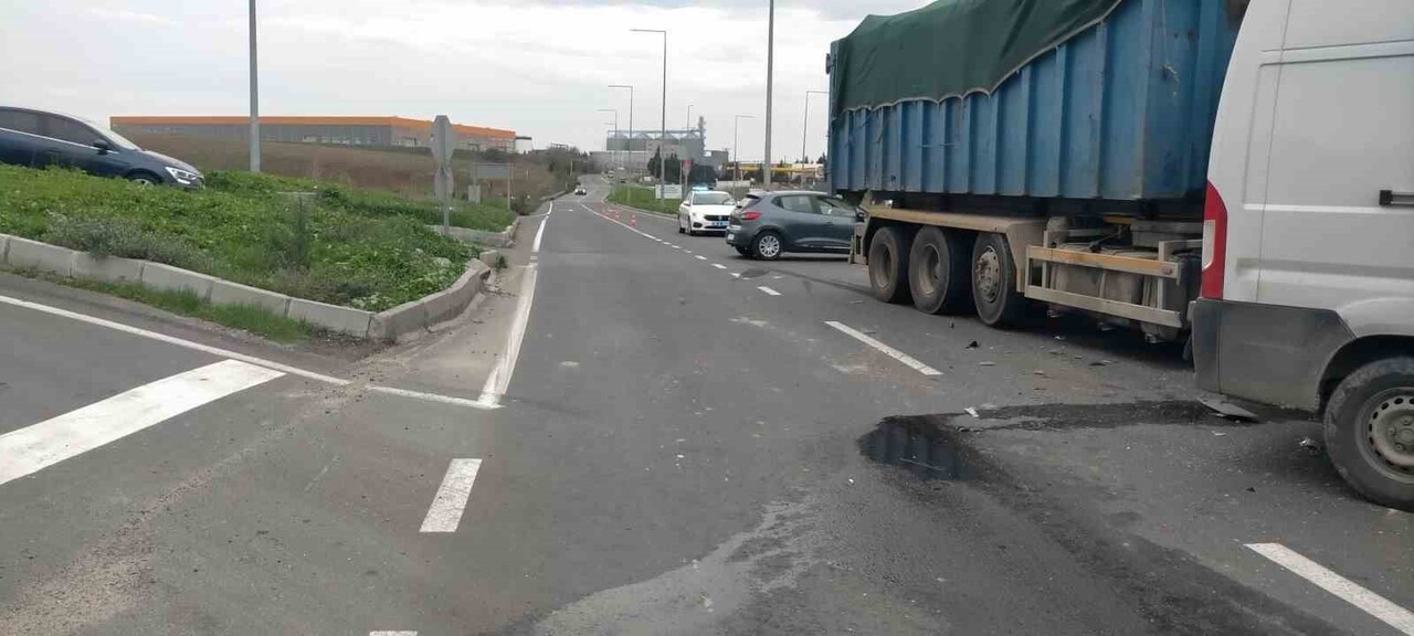 ARAÇLARDA MADDİ HASAR MEYDANA GELDİ.