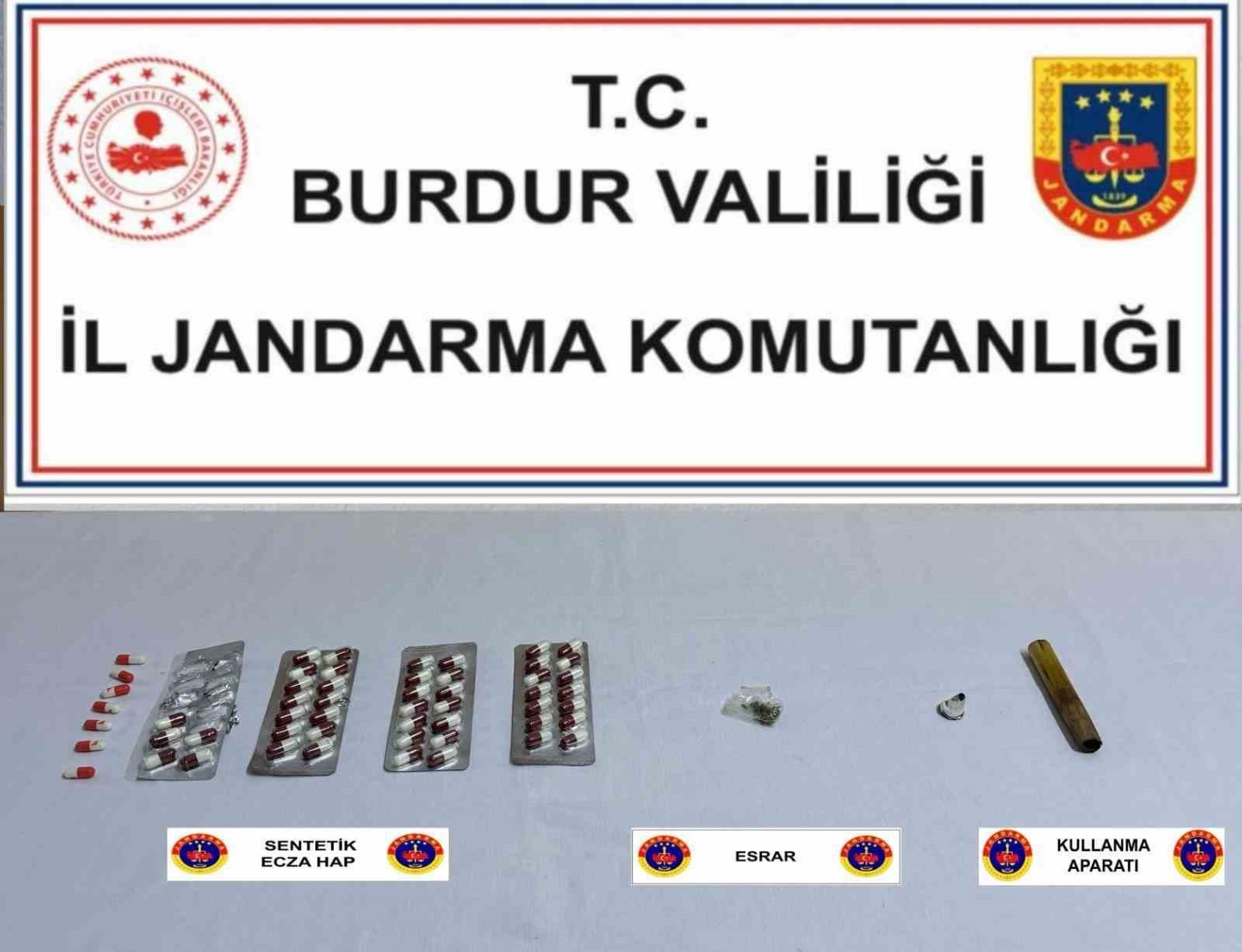 ARAMALARDA 54 ADET SENTETİK ECZA, 3 GRAM KUBAR ESRAR, 1 ADET UYUŞTURUCU MADDE KULLANMA APARATI ELE...