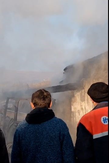 ARDAHAN'DA BİR AHIRDA ÇIKAN YANGIN SONUCU 2 TRAKTÖR, TAHIL AMBARI VE BALYA MAKİNASI KÜLE...