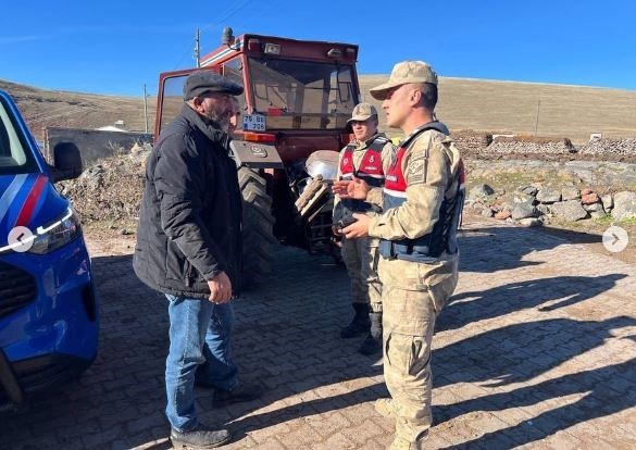 ARDAHAN'DA JANDARMA KÖYLÜLERİ BİLGİLENDİRDİ. (OLGUN YILDIZ/ARDAHAN-İHA)