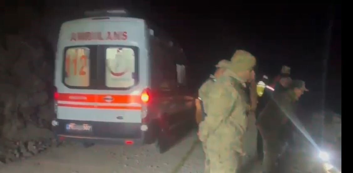 ARDAHAN'DA KAMYON DEVRİLDİ; 1 ÖLÜ.  (OLGUN YILDIZ/ARDAHAN-İHA)